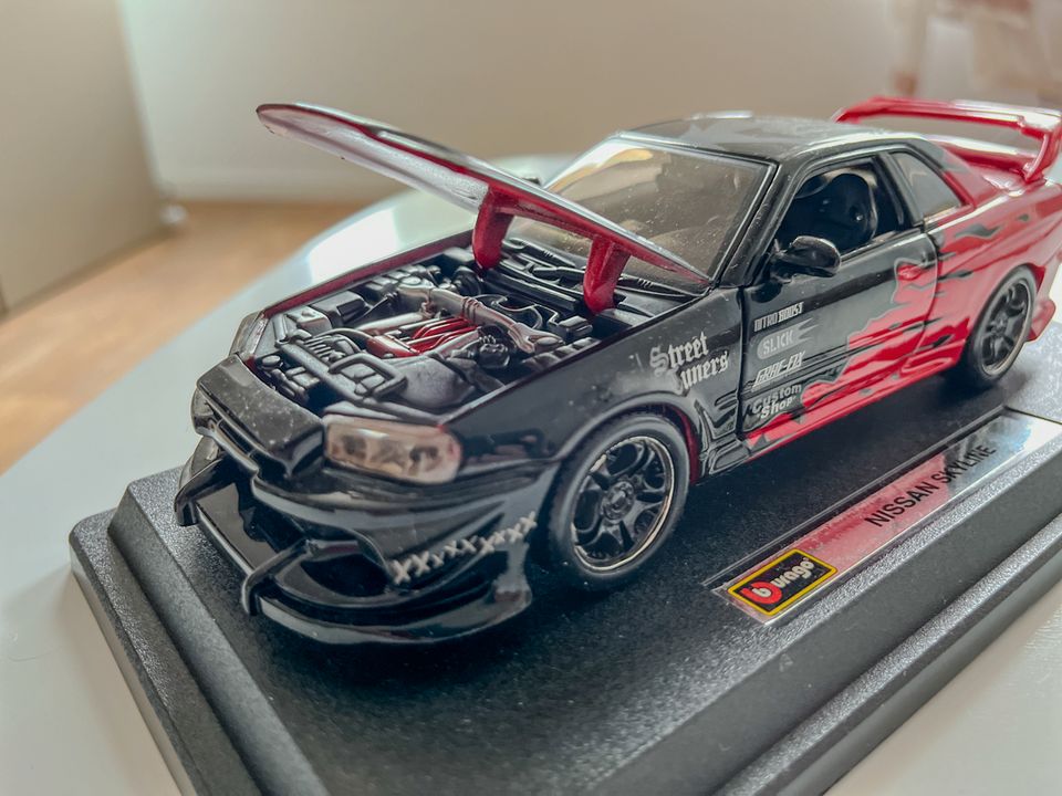 Nissan Skyline GT-R 34 Rot/Schwarz Bburago 1:24  Modellauto in Karlsruhe