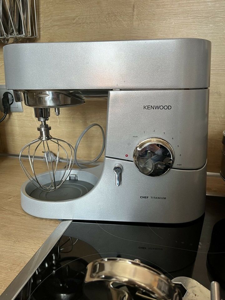 Kenwood KMC 010 Küchenmaschine Chef Major Mixglas Entsafter Titan in Berlin