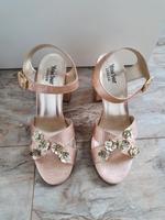 Neue High Heels mit Blockabsatz und süßen Blümchen Hannover - Misburg-Anderten Vorschau