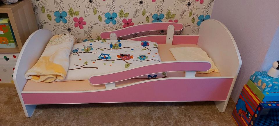 Kinderbett mit Rausfallschutz in rosa in Waltershausen