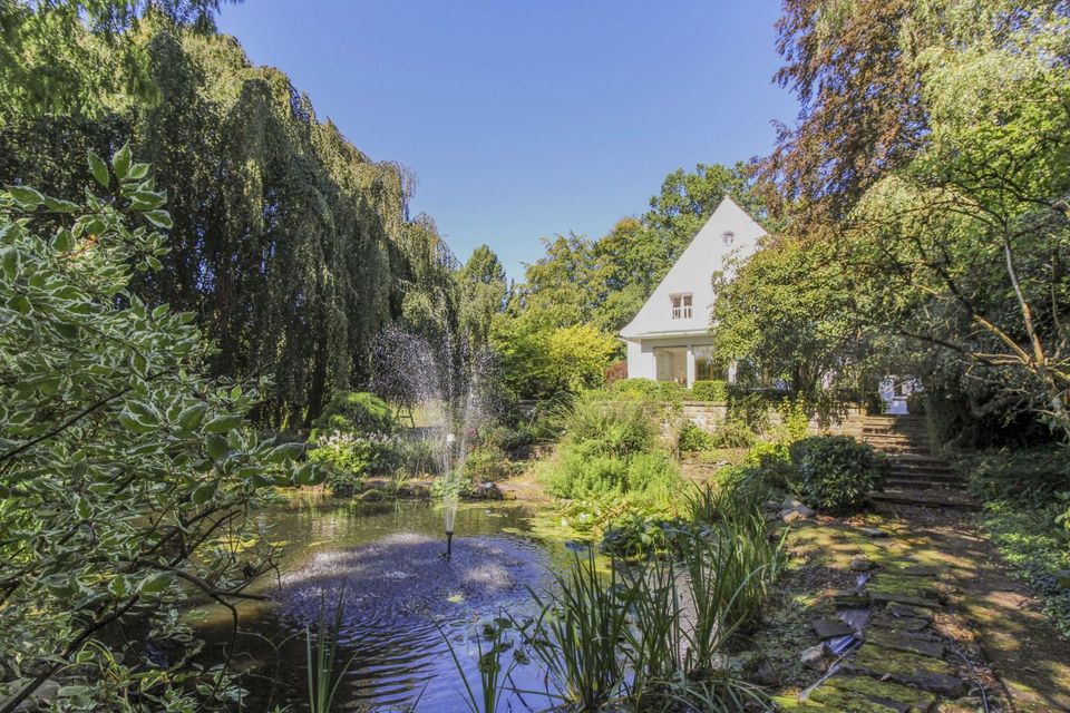 Weitläufig und gehoben: Klassische Villa mit parkartigem Garten in Bad Driburg in Bad Driburg