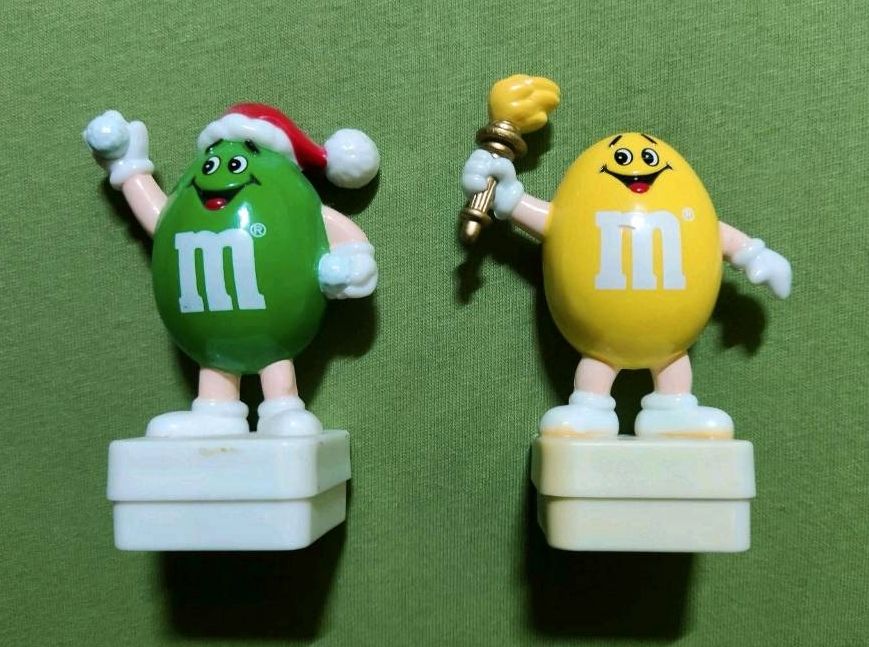 2 M&M-Figuren Spender: Weihnachtsmann, Fackelträger in Norderstedt