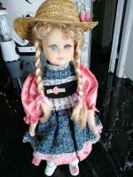 Hübsche Porzellan Puppe mit blonden Zöpfen und Hut, 40 cm Baden-Württemberg - Allmersbach Vorschau