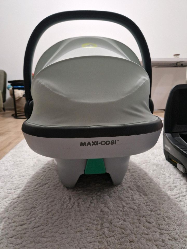 Maxi Cosi Babyschale Coral mit Isofix Family Fix3 in Würzburg