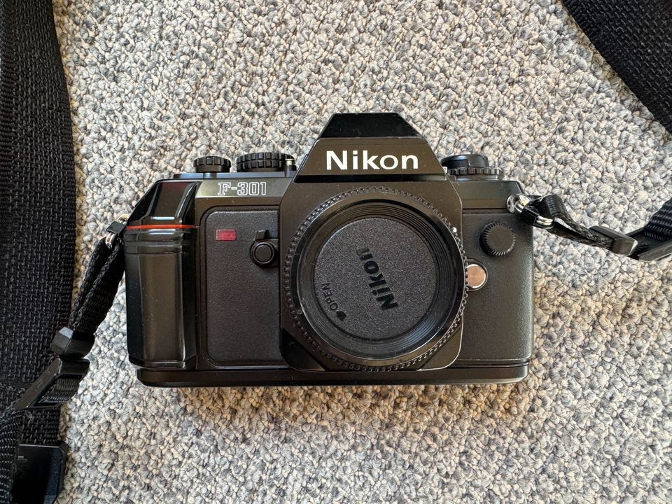 Nikon F-301 analoge Spiegelreflexkamera mit 2 Objektiven in Illingen