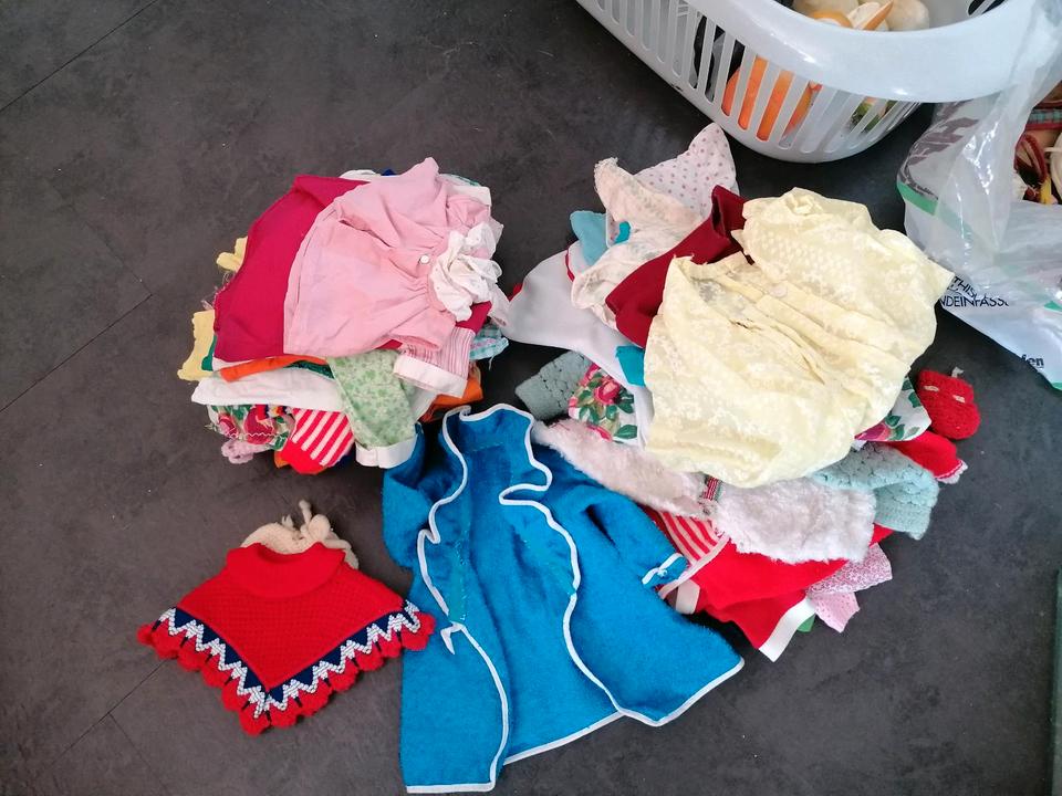 Alte schildgröten Puppen und andere mit viel Kleidung extra in Welschbillig