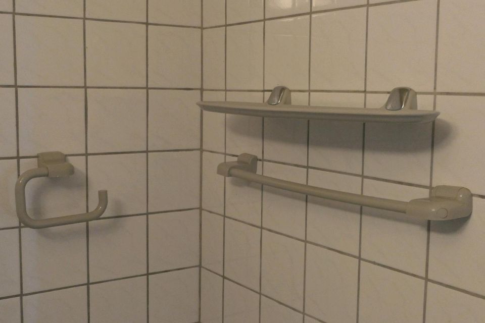 Badezimmer Garnitur: Klorollen-, Handtuch-halter & Seifenablage in Kassel