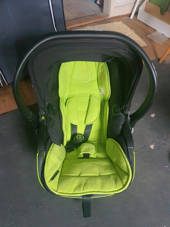 Kiddy Autobabyschale mit Isofixstation in Friedrichshafen