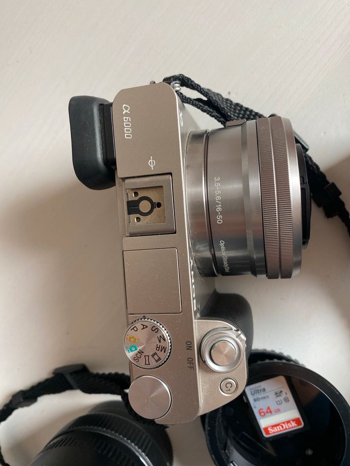 Sony Alpha 6000 plus 3 Objektive, Akkus, SD Karte und Stativ in Dettingen an der Erms