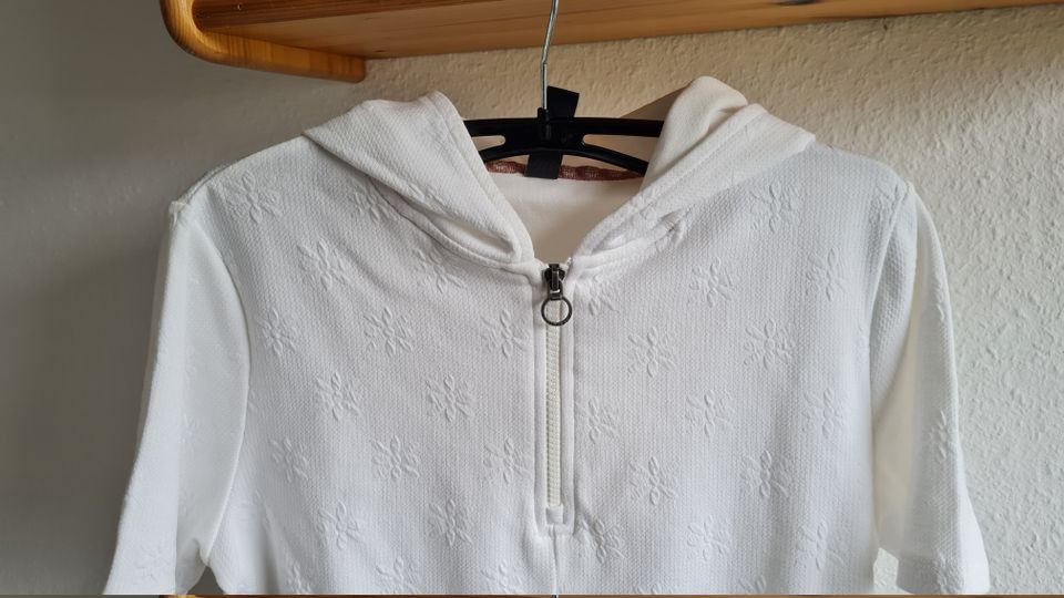 Ungetragenes, weißes Kapuzen-T-Shirt, Größe 36 in Brilon