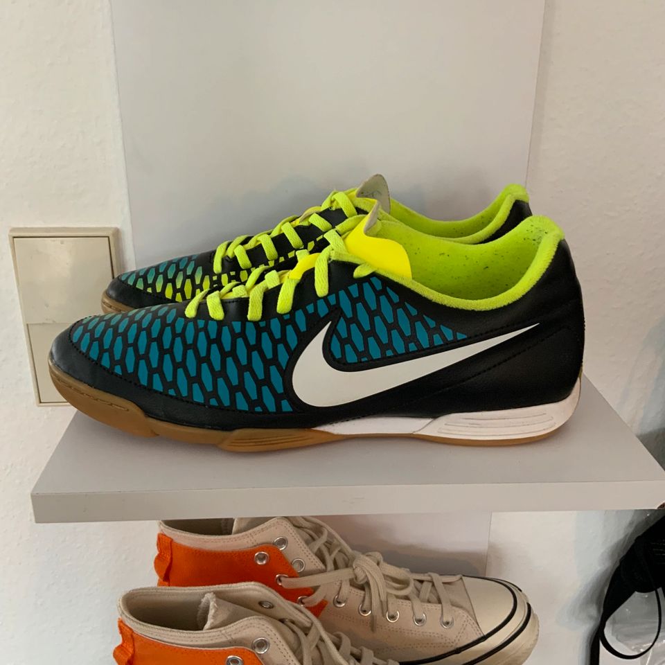 Nike Sport-/Fußballschuhe blau/schwarz/gelb in Tübingen