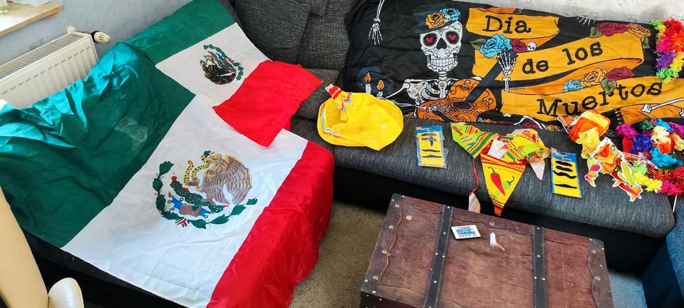 Mexico Party Poncho Fahnen Girlanden  Patronengurt Perücke Bierkü in Bad Schmiedeberg