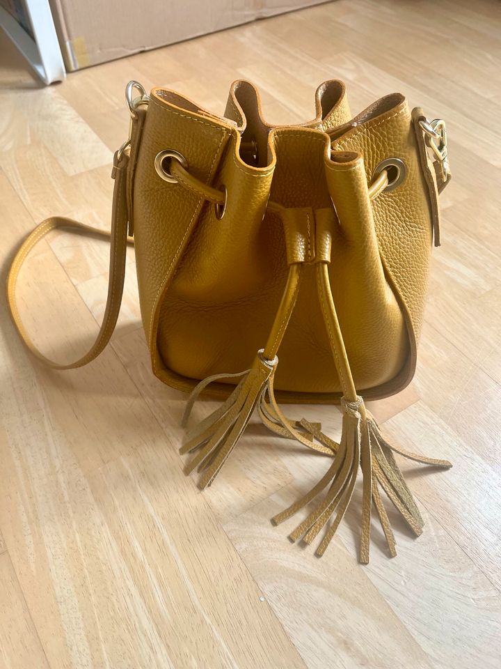Gelbe Handtasche aus Echtleder in München