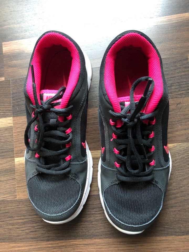 NEUWERTIG Nike Turnschuhe Damen Pink Schwarz 37,5 in Oberhausen