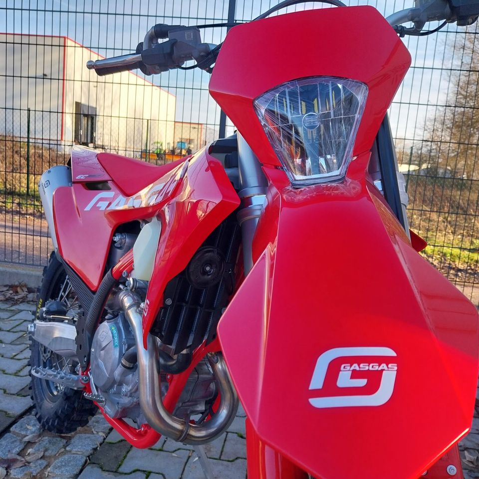 K&P-Edition: GasGas EC 350F 4Takt NFZ MY24 mit schwarzen Felgen in Waldheim