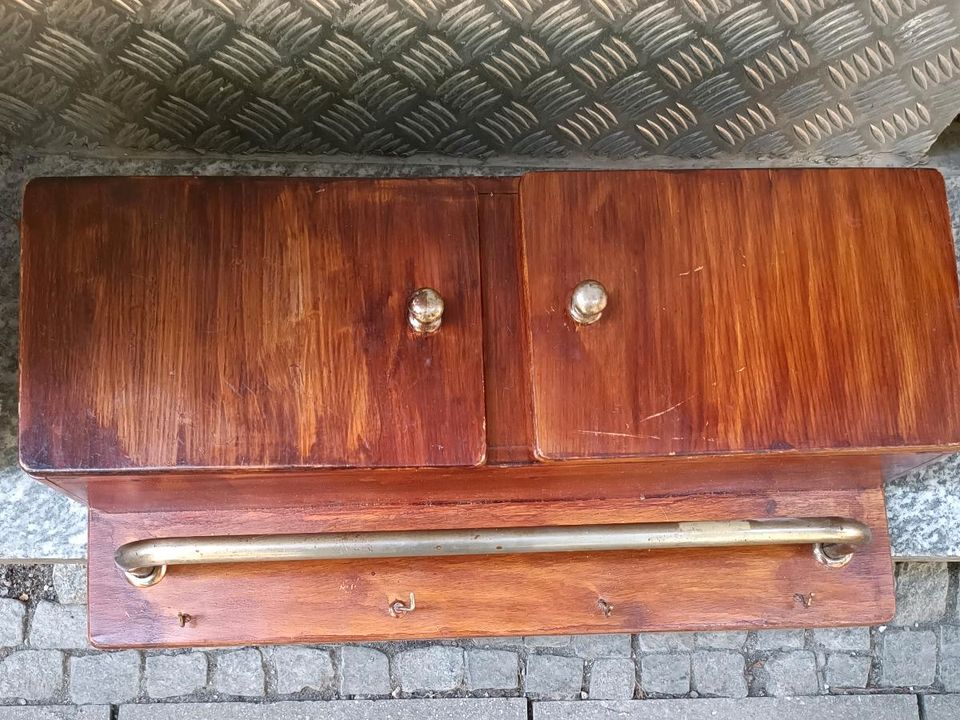 Alte Apotheke Schrank Bad Küche Schrank Handtuchhalter Holz braun in  München - Au-Haidhausen | Kunst und Antiquitäten gebraucht kaufen | eBay  Kleinanzeigen ist jetzt Kleinanzeigen