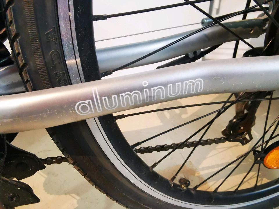 E-Bike Mahindra genZe e102 aluminium Shimano Samsung e.ALPS Li-ion Akku Ladegerät in Buch