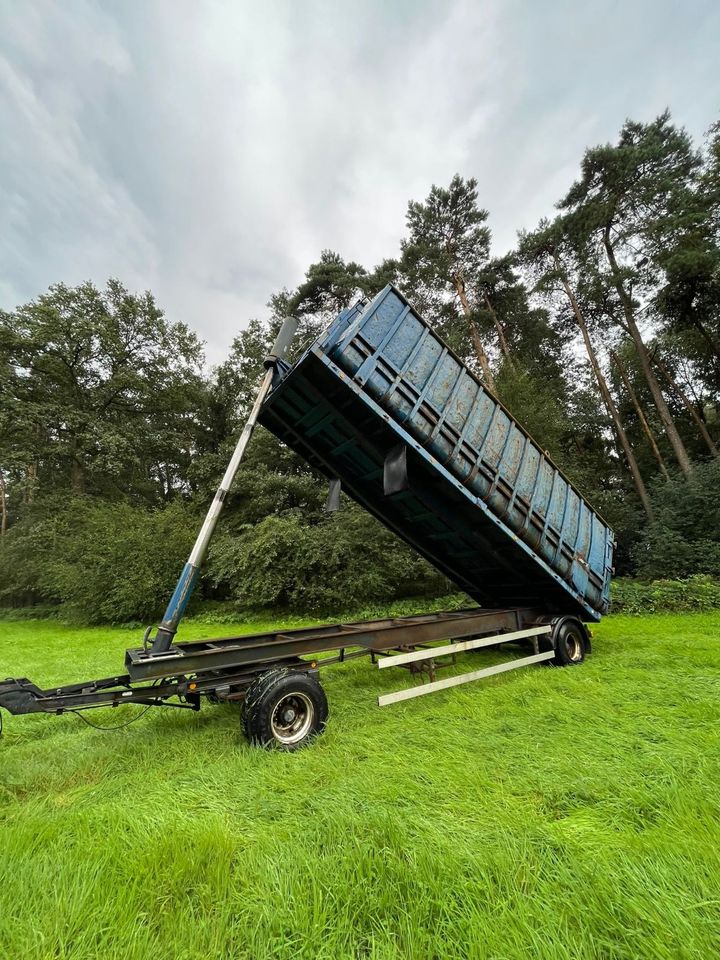 Muldenkipper Container Mulde Pritsche Tieflader Häckselwagen in Bakum