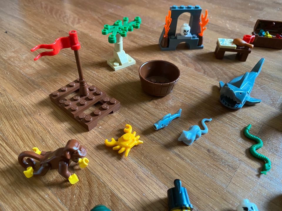 Lego Piraten 6299 - Figuren, , Floß, Krokodil, Hai und mehr in Neuenkirchen
