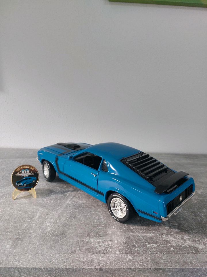 1:18 Ford Mustang BOSS 302 1970 mit Medaille in Rugendorf