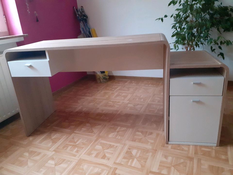 Schreibtisch mit leichter Gebrauchsspur in Kirchheim
