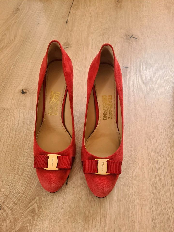 Neuw. Salvatore Ferragamo Pumps Gr. 11 41,5 42 Wildleder Heels in Frankfurt am Main