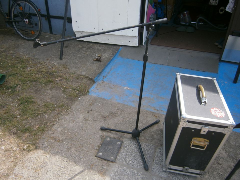 2-Mikrofon-Ständer und großer Koffer in Neubrandenburg