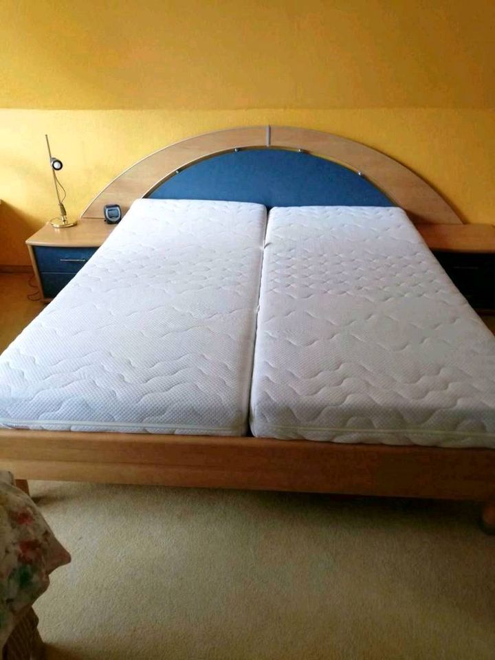 Komplettes Schlafzimmer - Bett, Schrank, Nachttisch blau/buche in Schkopau