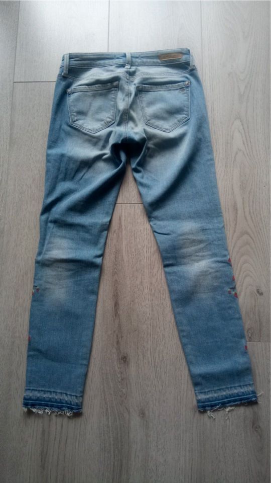Jeans für Gr. 34 von Mavi mit Blumenstickerei in Löningen