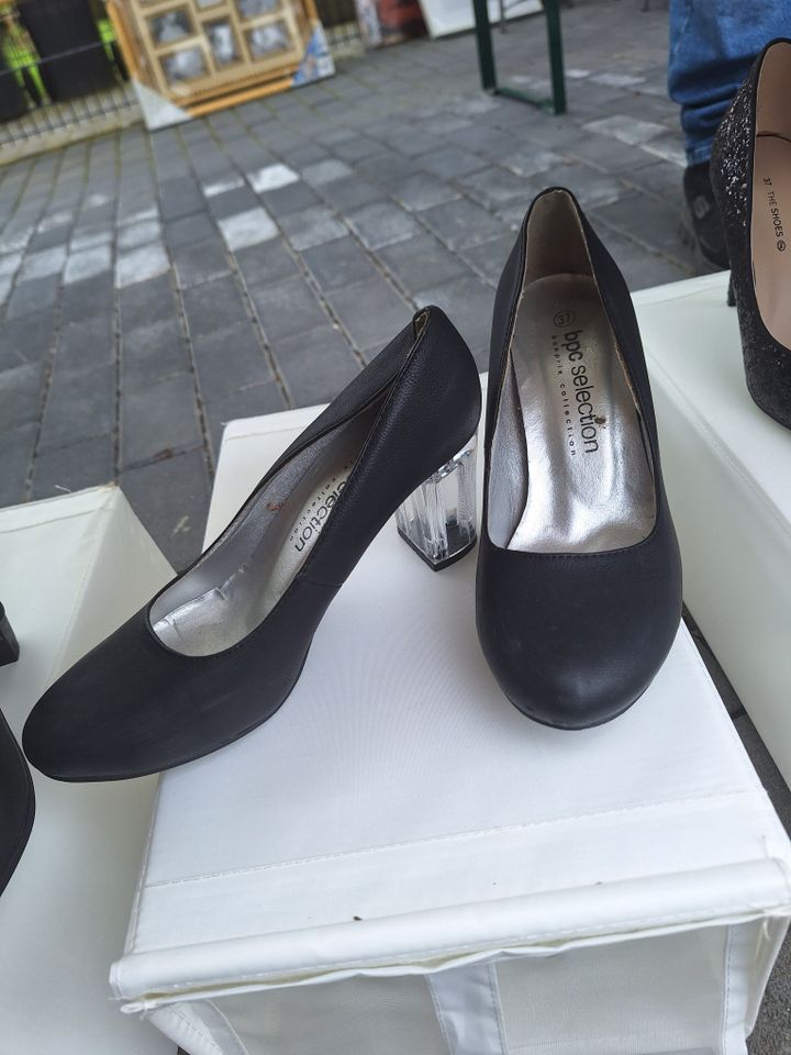 Schwarze Pumps Gr. 37 in Much