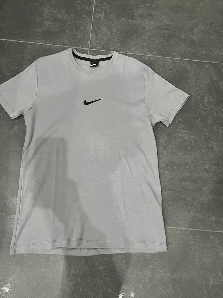 Herren nike t-shirt in Emmendorf