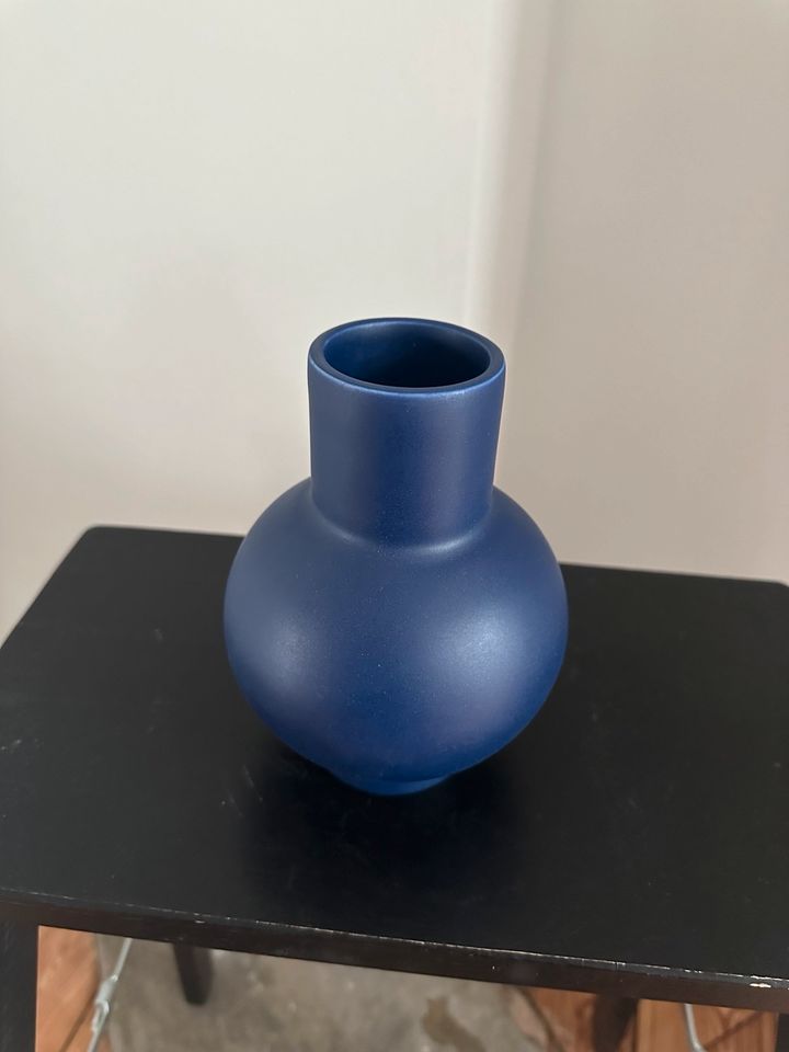 Raawii Vase Strøm Blumenvase Dekovase Steingut blue Blau in Hamburg