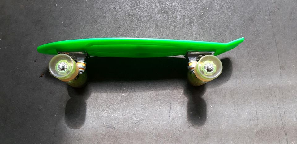 Pennyboard, Kunstoff, mit leuchtenden Rollen in Viersen