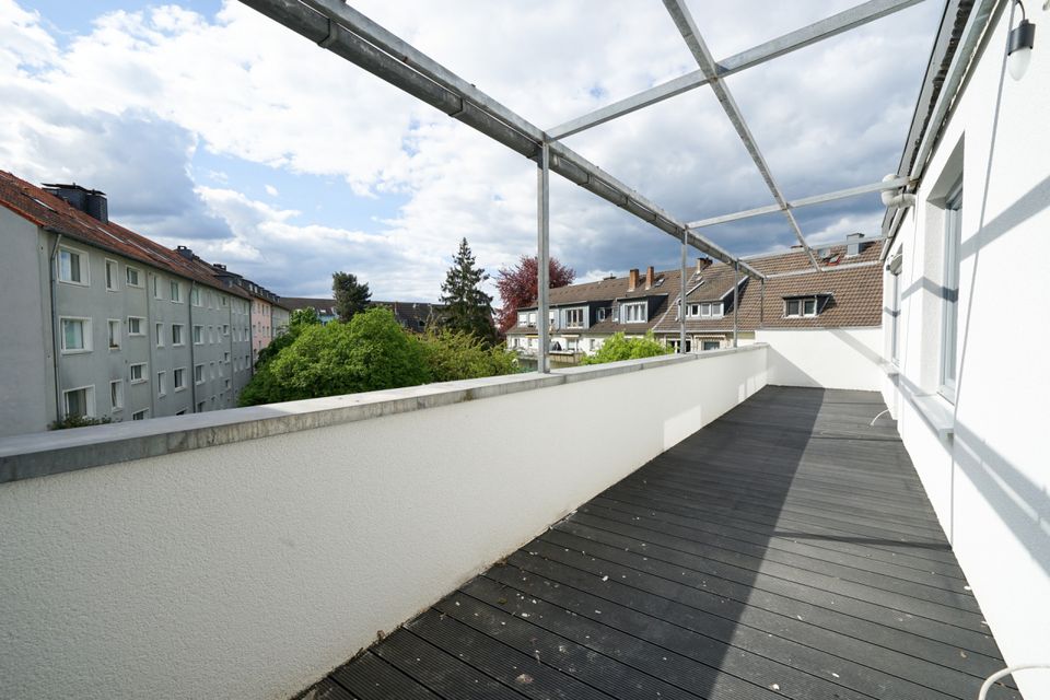 Kernsanierte 4-Zimmer-Wohnung mit Dachterrasse und Parkplatz in Köln-Niehl in Köln