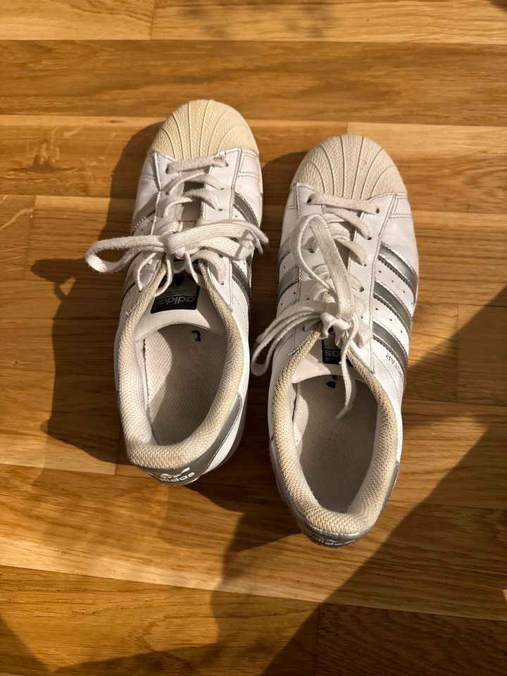 Adidas Sneaker ‚Superstar‘ weiß/silber in Frankfurt am Main
