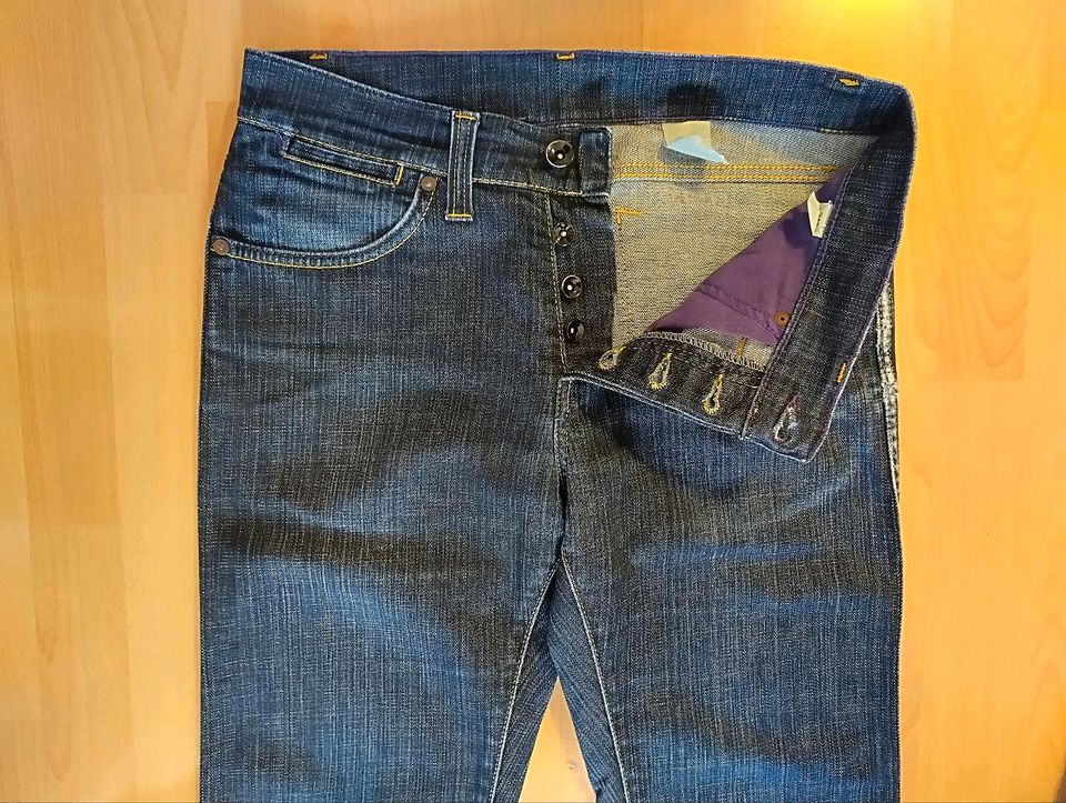 Slim Straight Cut Cowboy Jeans in  dunkler Waschung W30/W31 in München