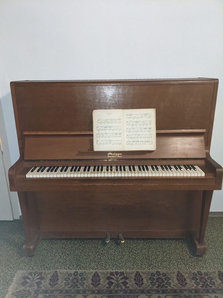 Altes Klavier, Marke Philipps, Baujahr 1927 in Hausach