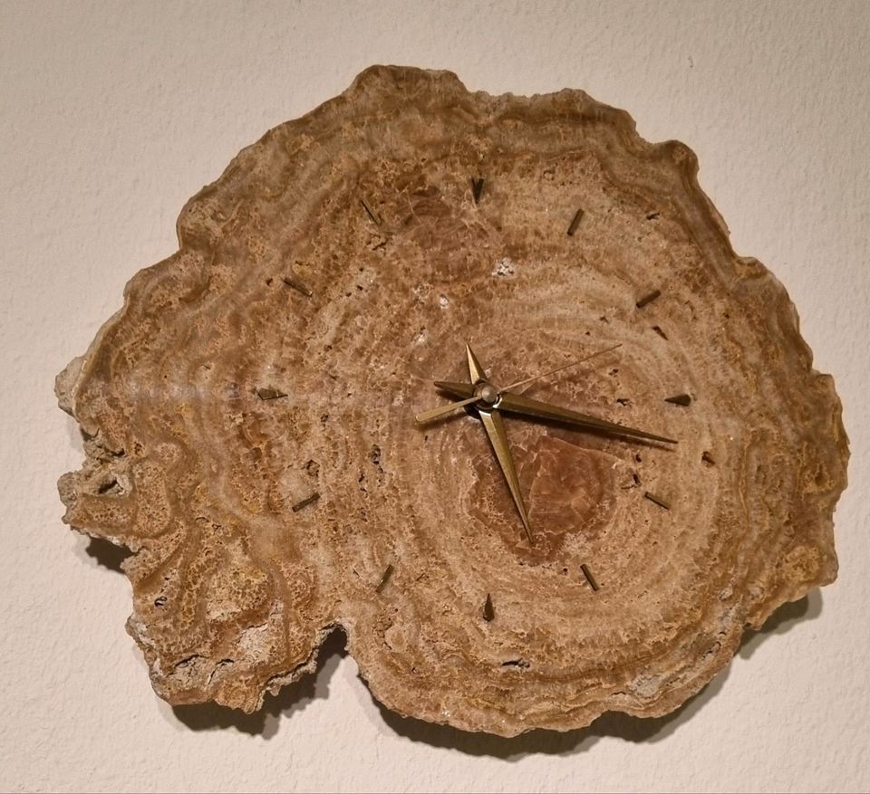 Wanduhr aus Tropfstein geschliffen Durchmesser ca 30cm in Beimerstetten