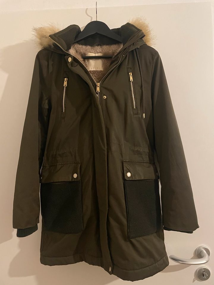 Esprit Winterjacke / Parka oliv Gr. XS in Bielefeld