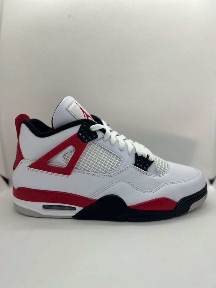 Jordan 4 Red Cement 45,5 in Essen