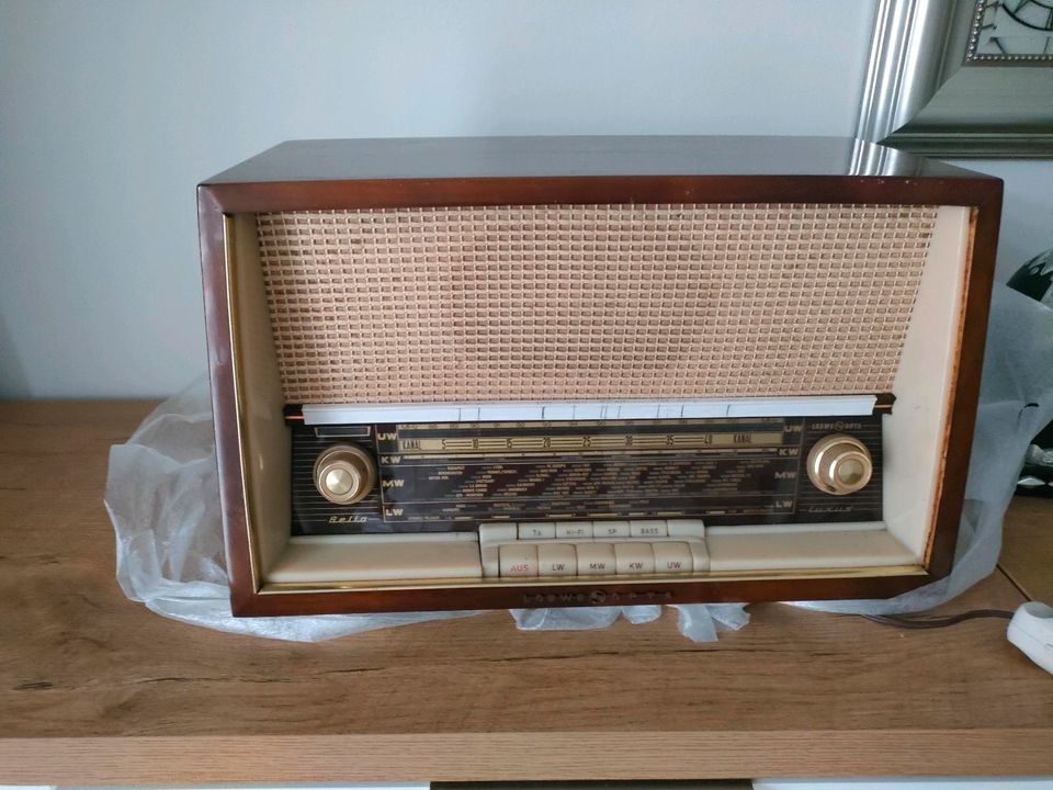 Antikes Loewe Opta Radio in Krefeld