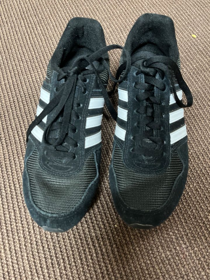 Adidas Sneaker Gr 41 US 6,5 in Oberau