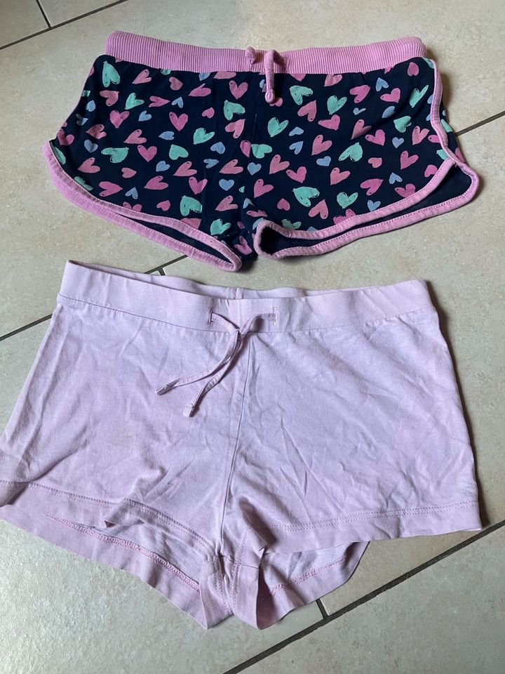 Zwei süße Sommer Shorts gr 134 H&M Y.F.K dunkelblau rosa in Wiesbaden