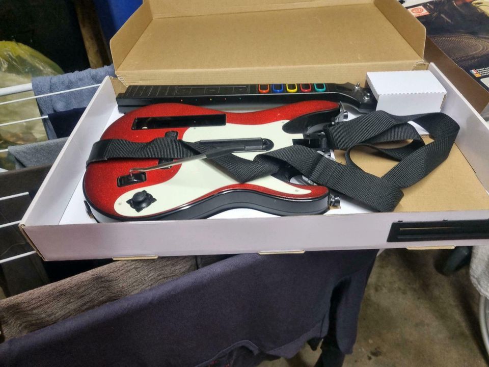 Guitar Hero nagelneue Gitarre im original Karton plus Spiel in  Niedersachsen - Loxstedt | Weitere Konsolen gebraucht kaufen | eBay  Kleinanzeigen ist jetzt Kleinanzeigen