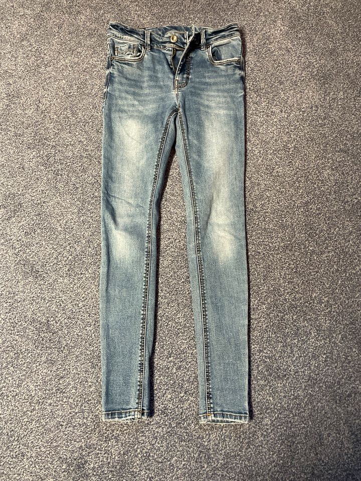 Jeans/Latz - Jeans im Paket Größe 152 in Burgdorf