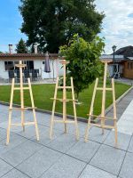 Vermiete Staffeleien aus Holz 3 Stück 150cm hoch Hochzeit Hessen - Kelsterbach Vorschau