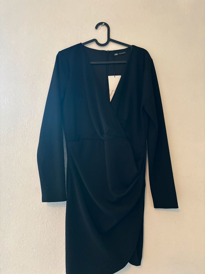 Zara Kleid schwarz neu mit Etikett L in Solingen