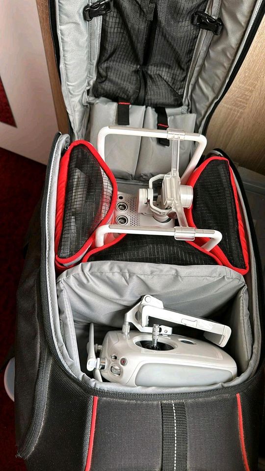 DJI phantom  4 2 mal benutzt + Rucksack + sehr viel Zubehör in Esslingen