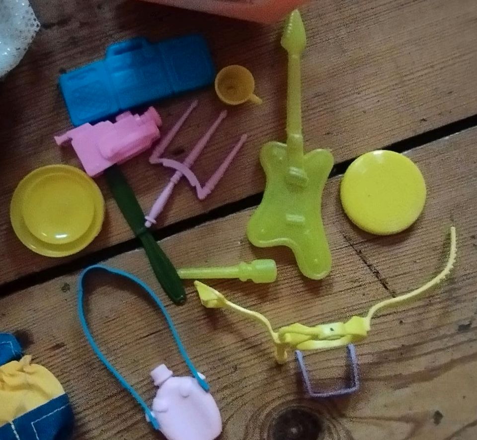 Barbies aus den 60ern u 90ern und Kens und Kinder und Kleinkinder in Berlin Mitte Barbie