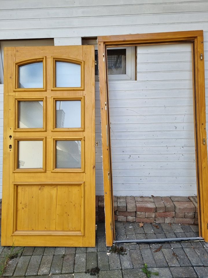 Holz Haustür mit Rahmen zum Verschenken in Mönchengladbach